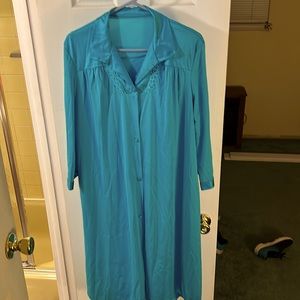 Beautiful blue Vanity Fair night gown with matching robe. Ladies size 40.